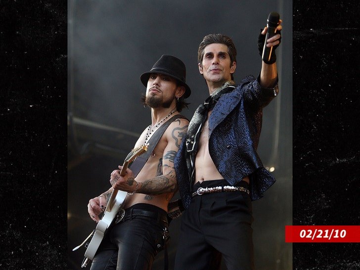 Фото: Драка на сцене! Jane's Addiction отменяет тур из-за психических проблем Перри Фаррелла! 😱 - Фото 4