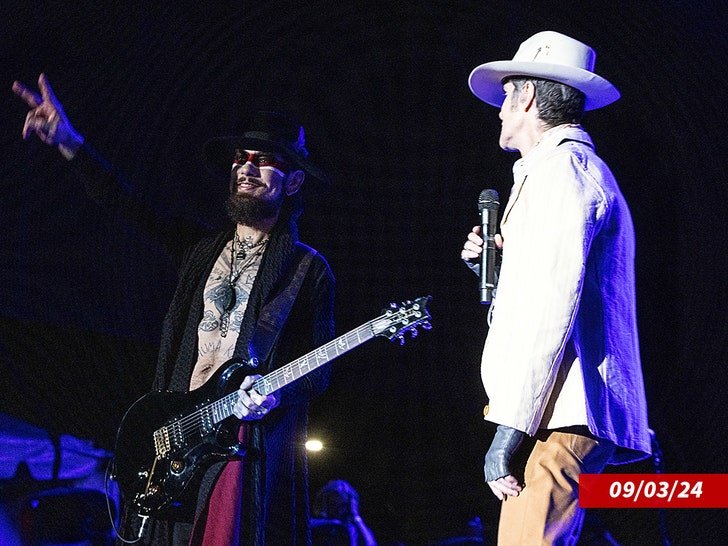 Фото: Драка на сцене! Jane's Addiction отменяет тур из-за психических проблем Перри Фаррелла! 😱 - Фото 5