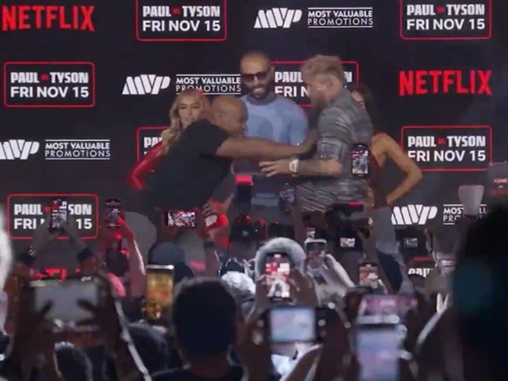 Фото: Джейк Пол получил смачного леща от Майка Тайсона! 😂🥊  - Фото 1