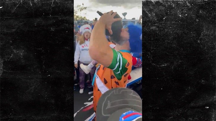 Фото: Джейсон Келсе — в костюме Флинстоуна и с боулинговым шаром! 🏈😂 - Фото 1