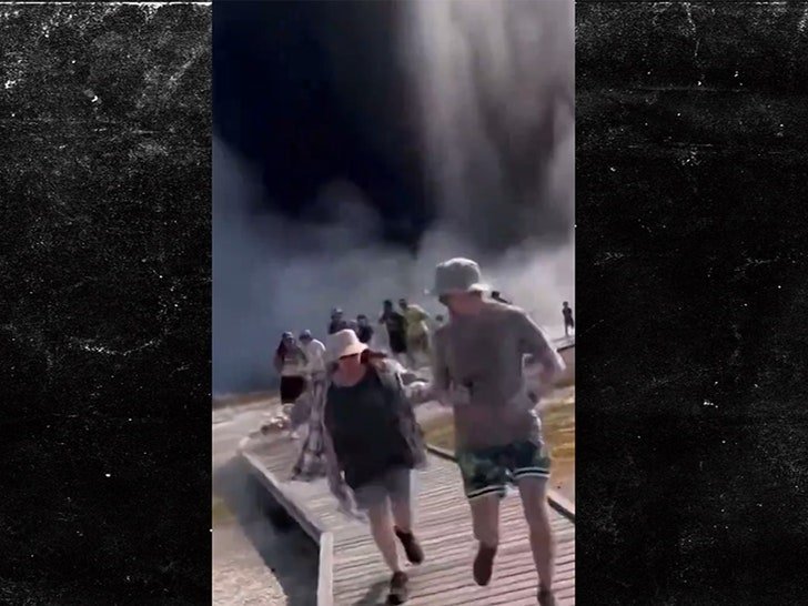 Фото: Гейзер в Йеллоустоне чуть не сварил туристов заживо! 😱 - Фото 2