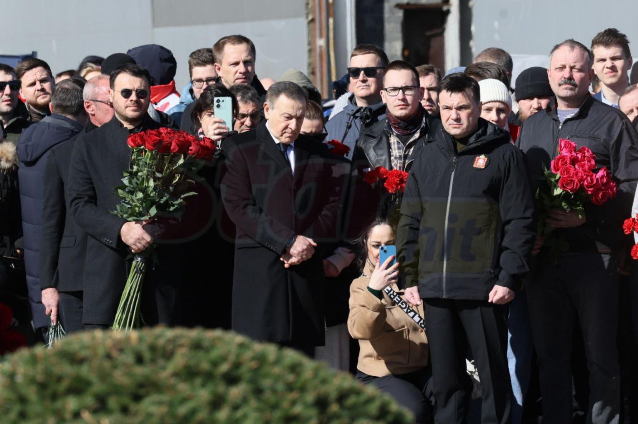 Фото: Годовщина трагедии в «Крокусе»: слезы, цветы и вечная память - Фото 16