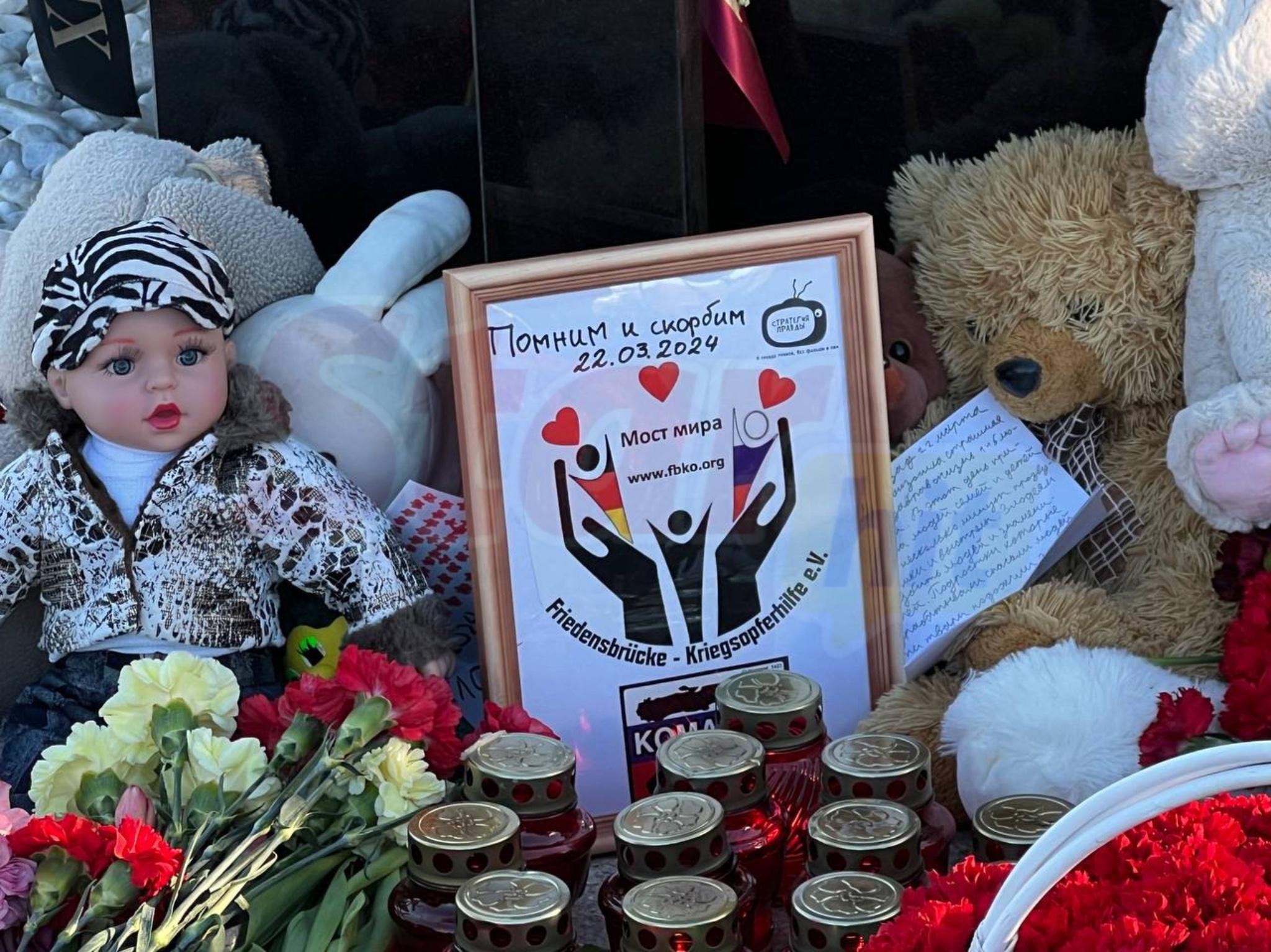 Фото: Годовщина трагедии в «Крокусе»: слезы, цветы и вечная память - Фото 4