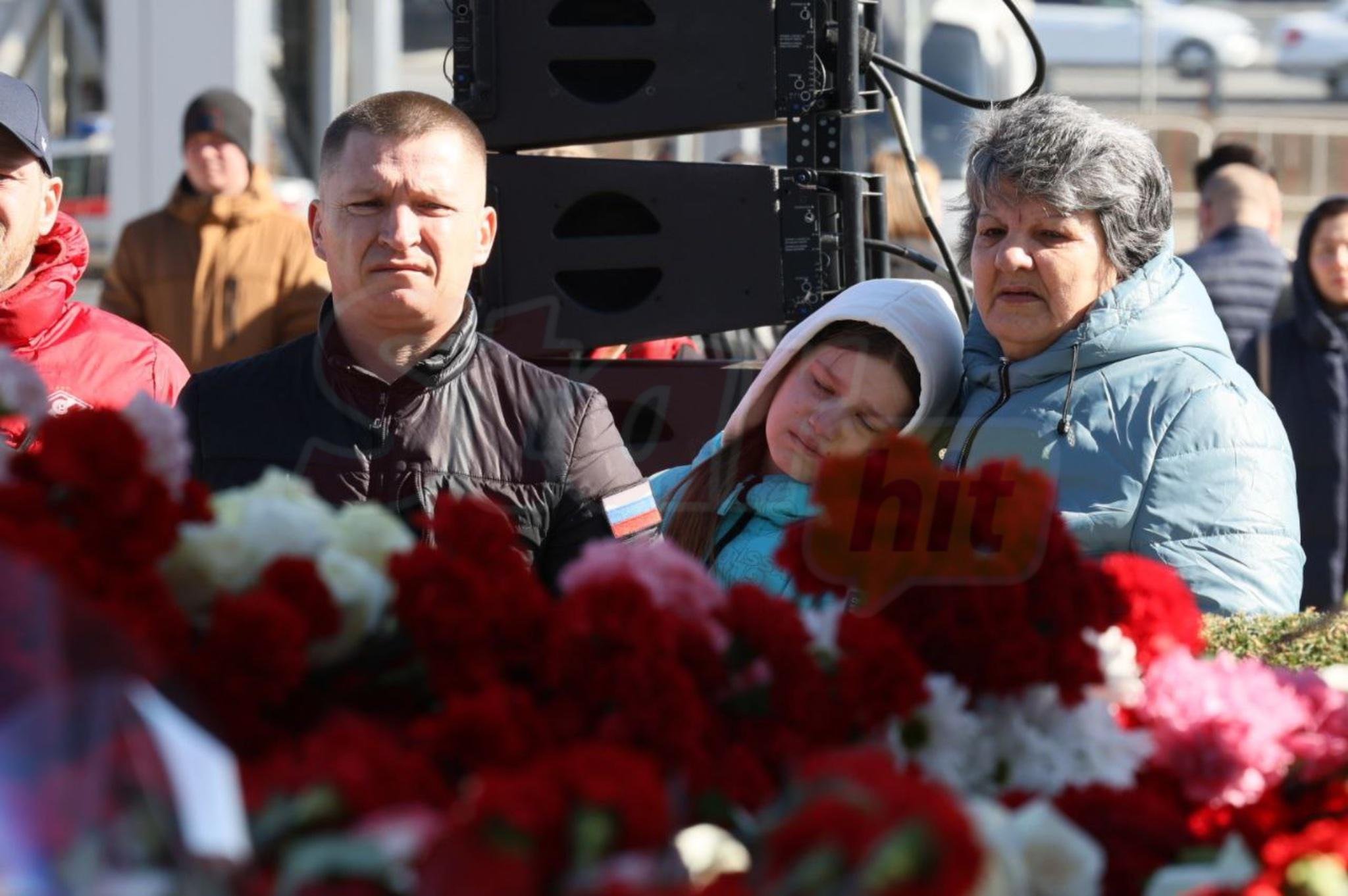 Фото: Годовщина трагедии в «Крокусе»: слезы, цветы и вечная память - Фото 7