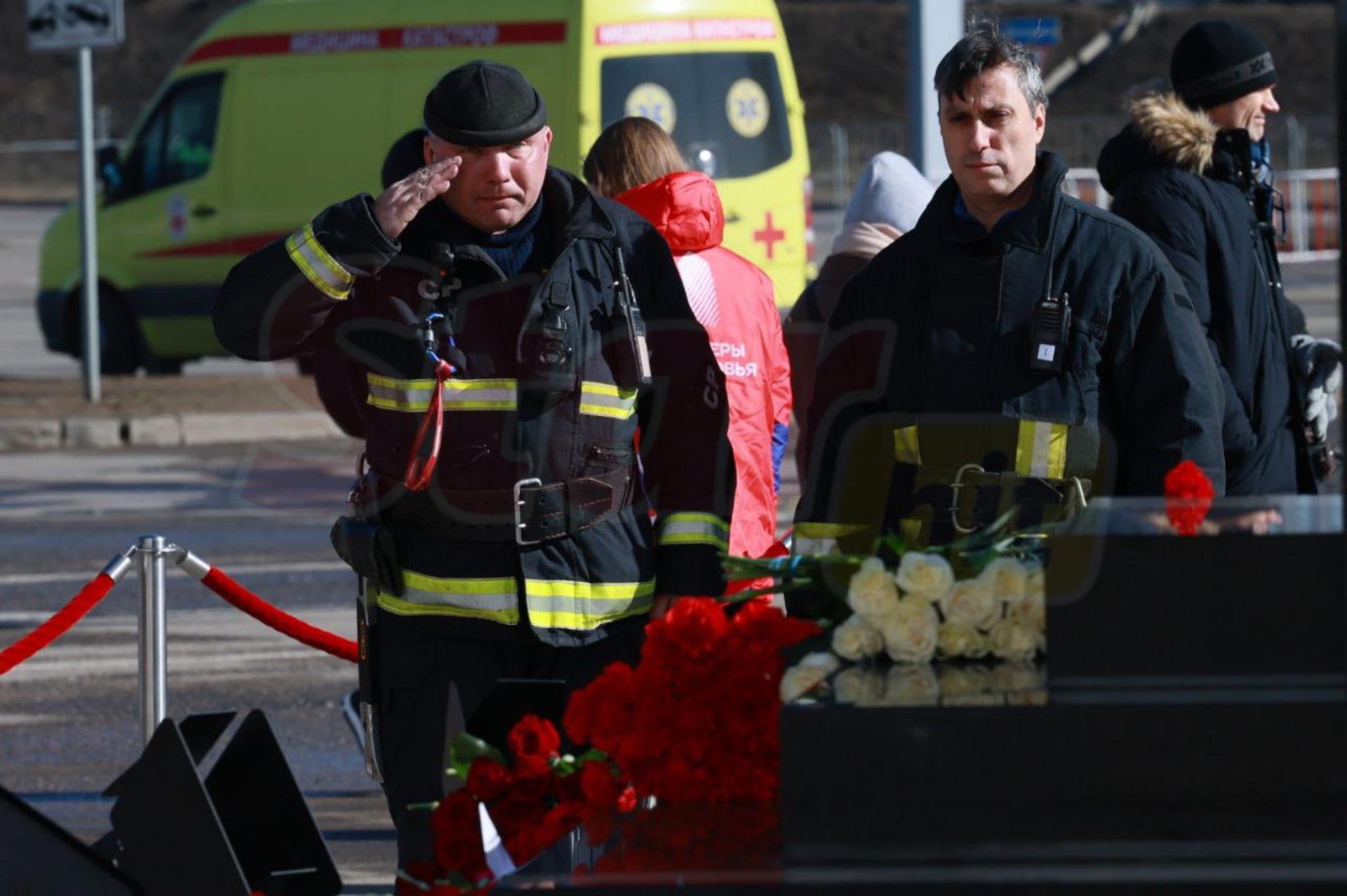 Фото: Годовщина трагедии в «Крокусе»: слезы, цветы и вечная память - Фото 9