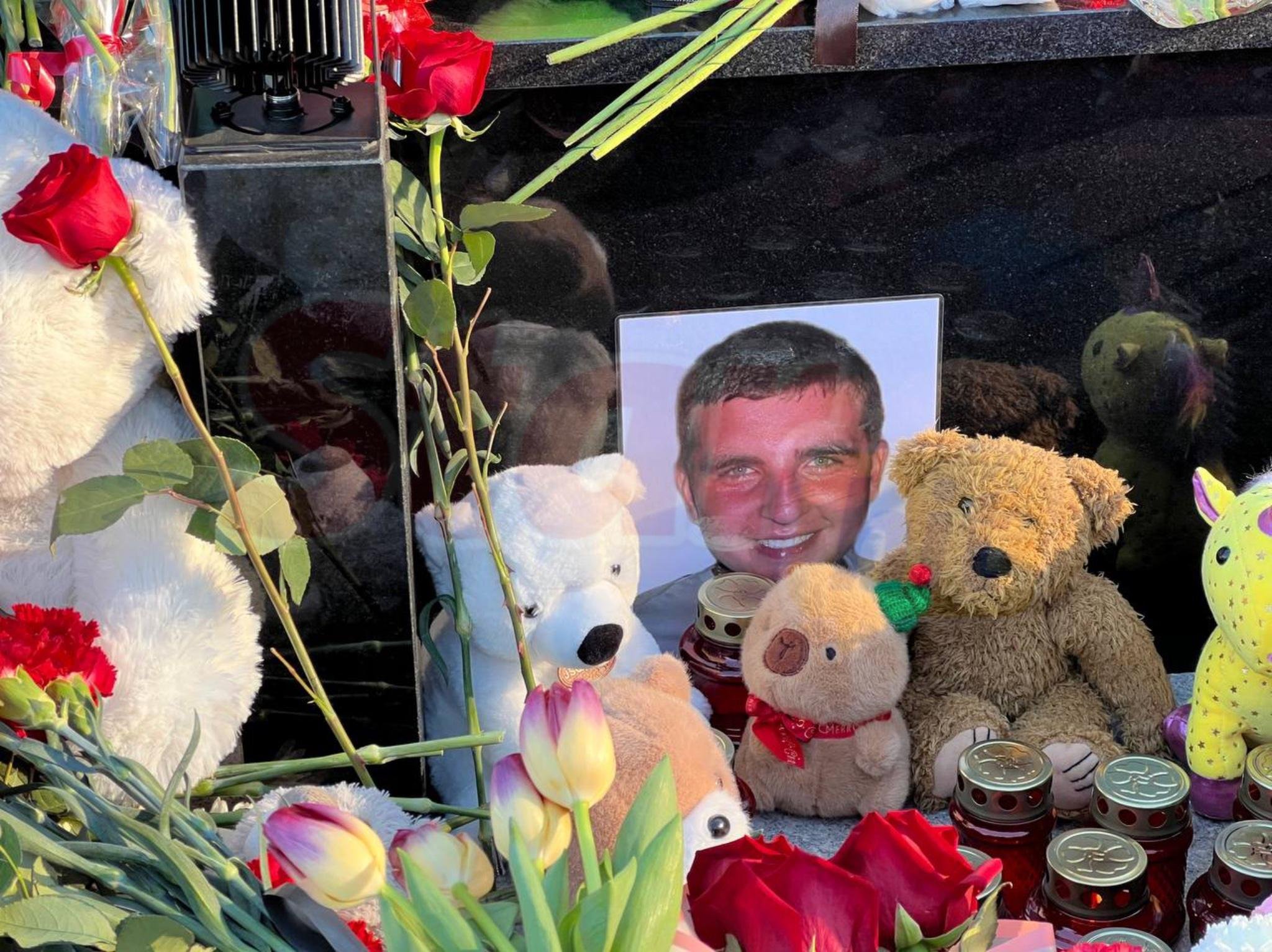 Фото: Годовщина трагедии в «Крокусе»: слезы, цветы и вечная память - Фото 10