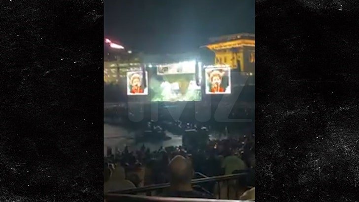 Фото: Green Day прервали концерт из-за ДРОНА! 🤯 - Фото 1