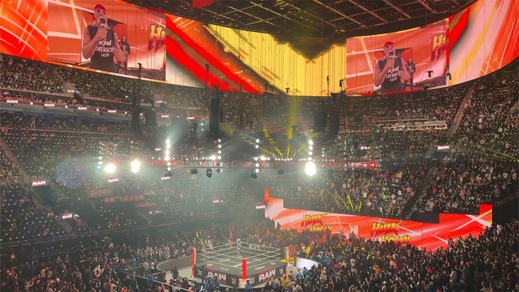 Фото: Халка Хогана ЗАКИДАЛИ ГРЯЗЬЮ на 'Monday Night RAW' от Netflix! 🤬 - Фото 2