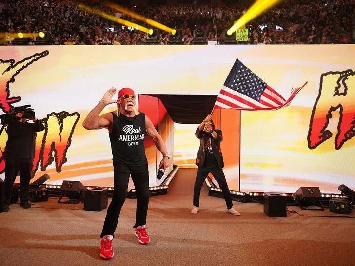 Фото: Халка Хогана ЗАКИДАЛИ ГРЯЗЬЮ на 'Monday Night RAW' от Netflix! 🤬 - Фото 3