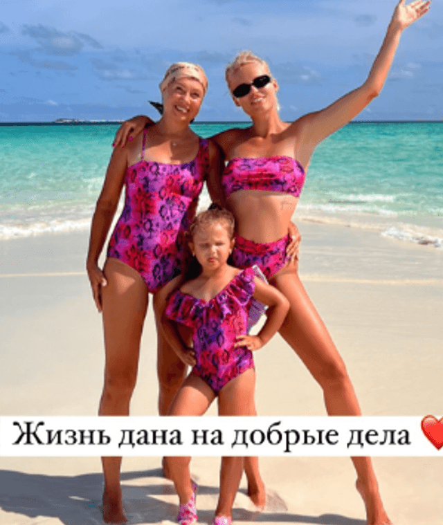 Фото: Ханна и вся ее семья в одинаковых купальниках! Интернет в шоке! 😱 - Фото 7