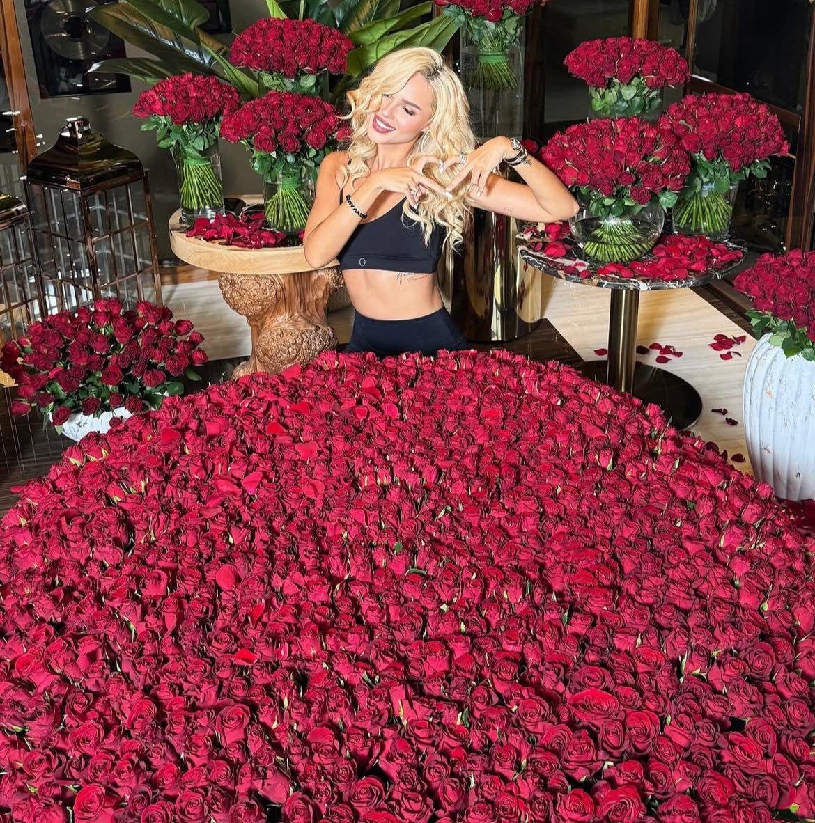 Фото: Ханна утонула в розах и сумочке Hermes за 5 миллионов! 🌹💰 - Фото 2
