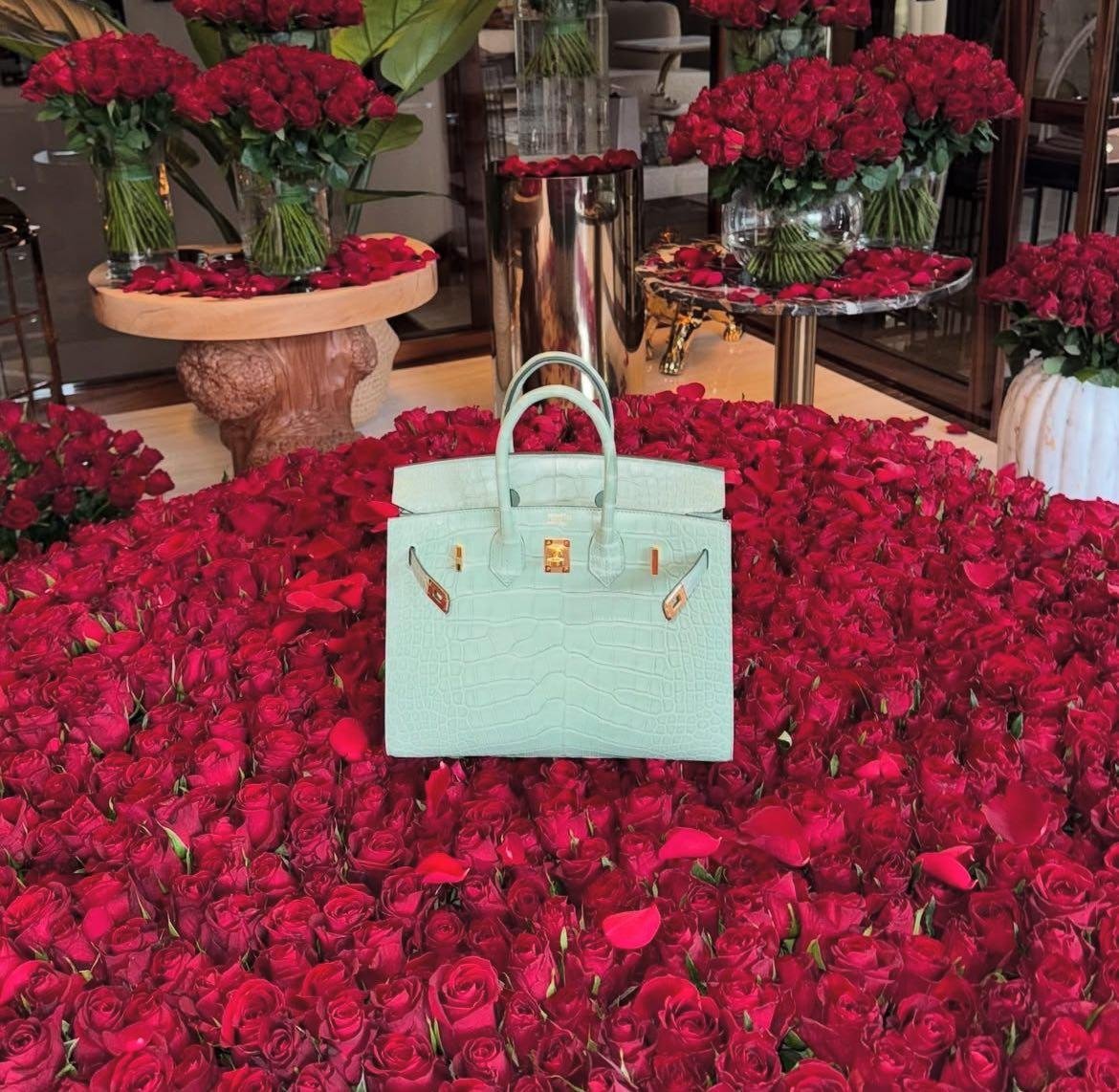Фото: Ханна утонула в розах и сумочке Hermes за 5 миллионов! 🌹💰 - Фото 4