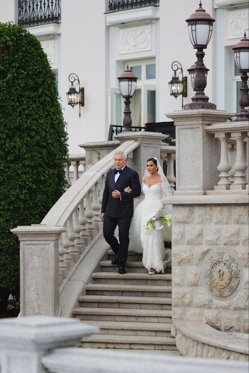 Фото: Измена на свадьбе?! 😱 Сердюков обнимал всех, кроме Бородиной! 👰‍♀️ - Фото 2