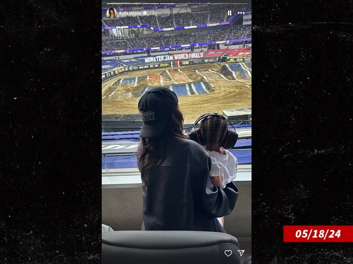 Фото: Кайли Дженнер и ее сын на Monster Jam: Мама-монстр в действии! - Фото 2