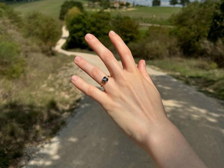 Фото: Карли Рэй Джепсен вышла замуж за продюсера! 💍 Фото с помолвки! - Фото 2