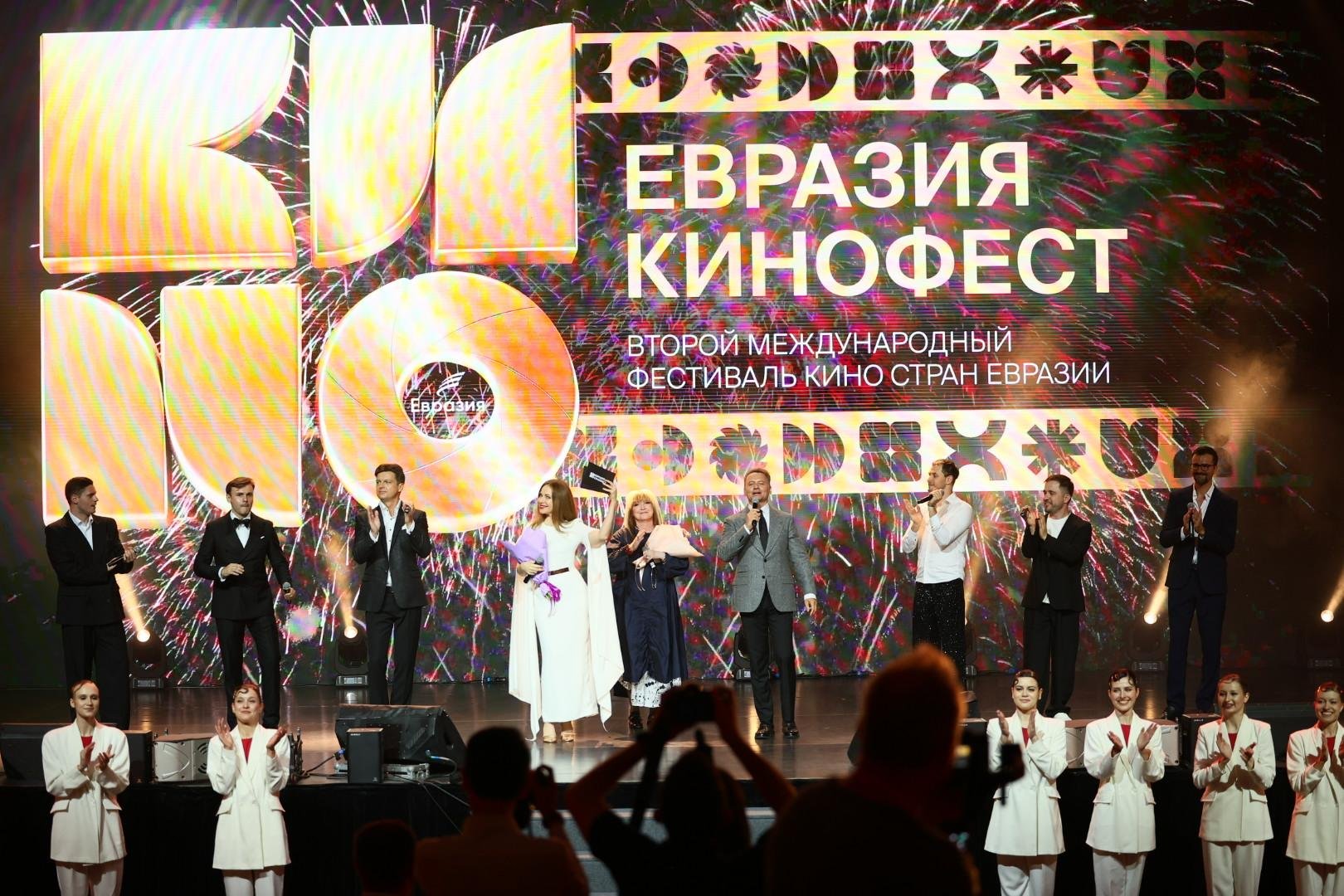Фото: Киношный шабаш в Сочи: «Евразия-Кинофест» зажег огни! 🔥 - Фото 12