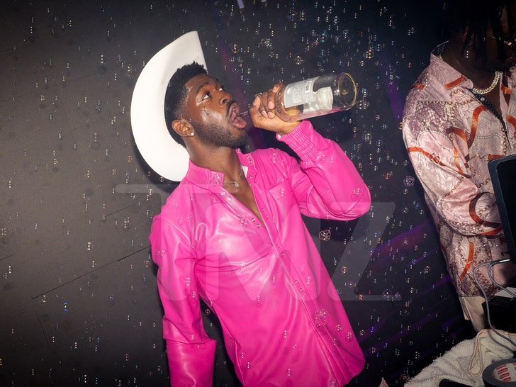 Фото: Lil Nas X напоил фанатов текилой прямо на сцене! 🔞 - Фото 2