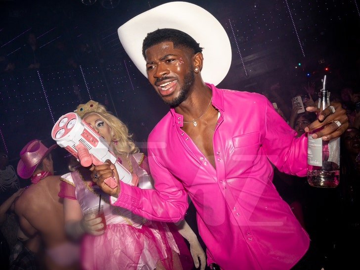 Фото: Lil Nas X напоил фанатов текилой прямо на сцене! 🔞 - Фото 3
