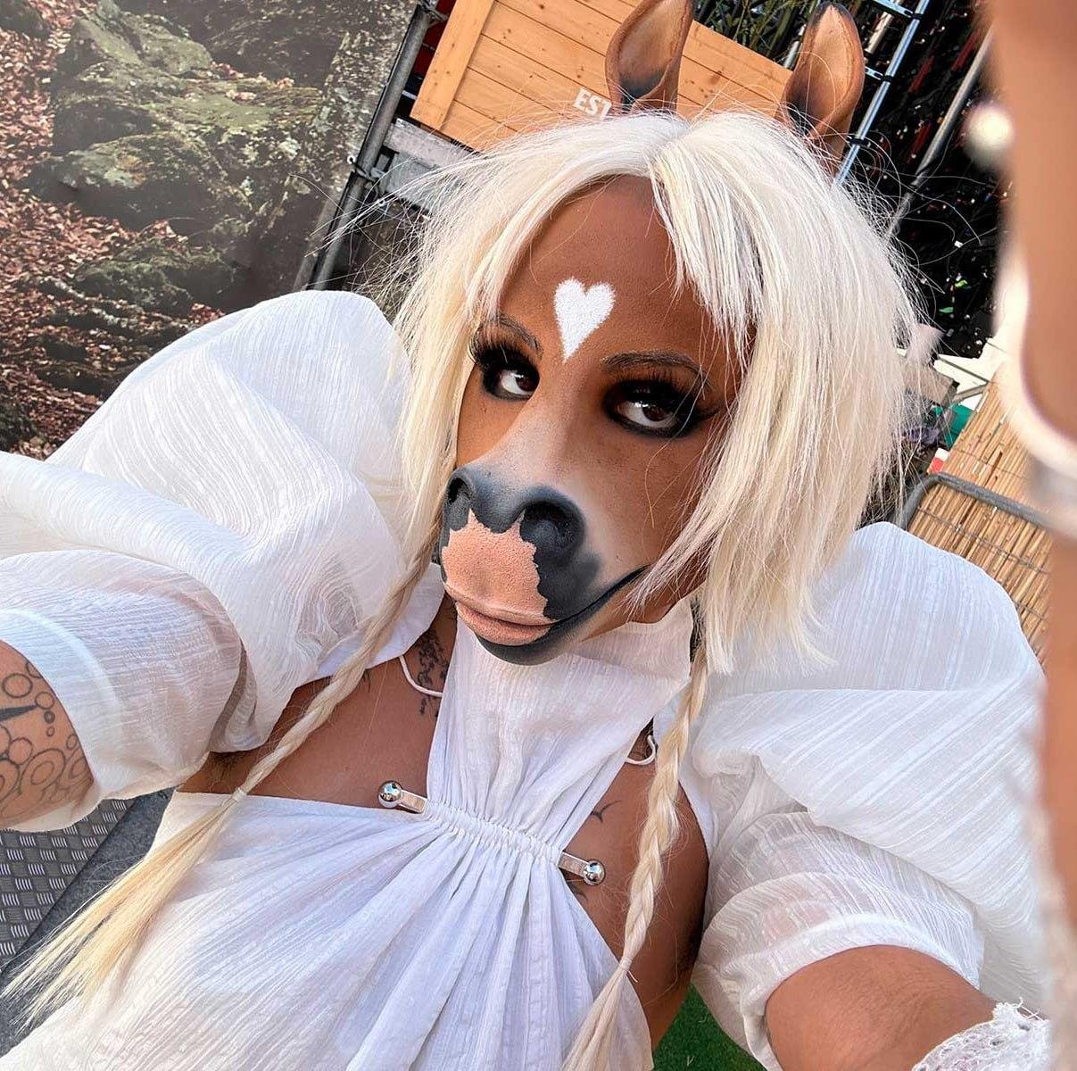 Фото: Лошадь на сцене: болезнь, уродство или гениальный хайп HorsegiirL? 🐴 - Фото 7