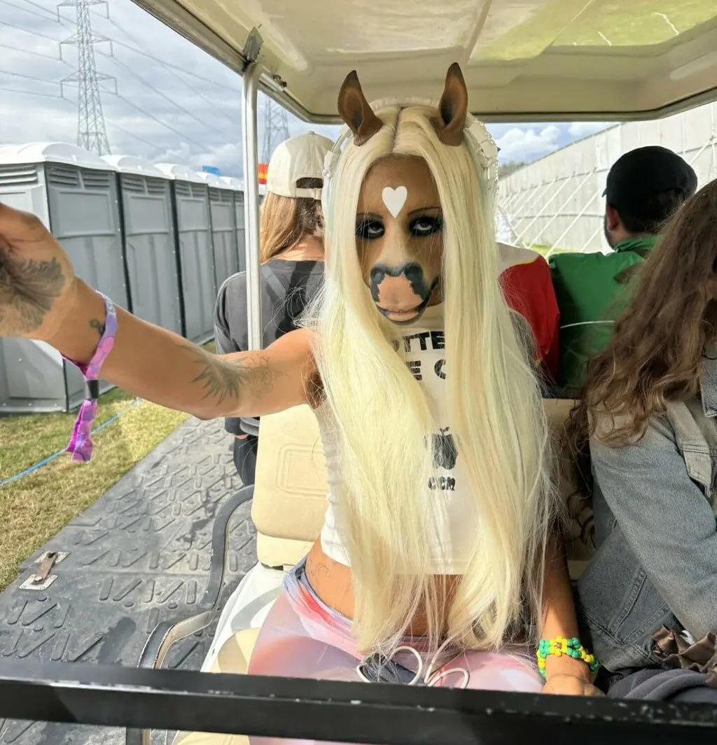 Фото: Лошадь на сцене: болезнь, уродство или гениальный хайп HorsegiirL? 🐴 - Фото 8