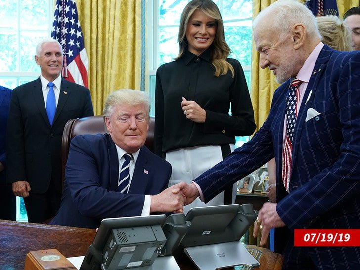Фото: Лунный герой Бьюз Олдрин поддержал Трампа! Космический выбор! 😱🚀 - Фото 2