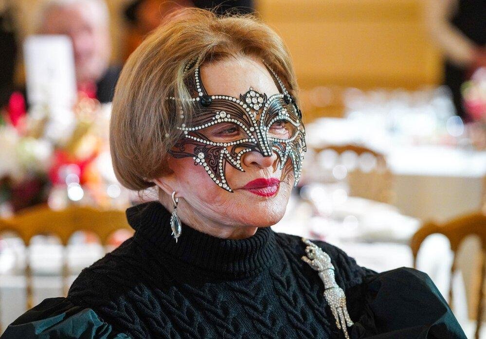 Фото: Маска, я тебя знаю! Максакова затмила всех на "Золотой маске"! 🎭 - Фото 2