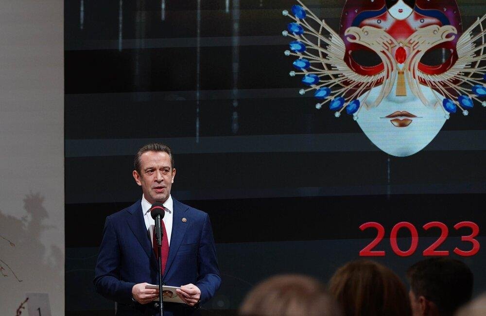 Фото: Маска, я тебя знаю! Максакова затмила всех на "Золотой маске"! 🎭 - Фото 6
