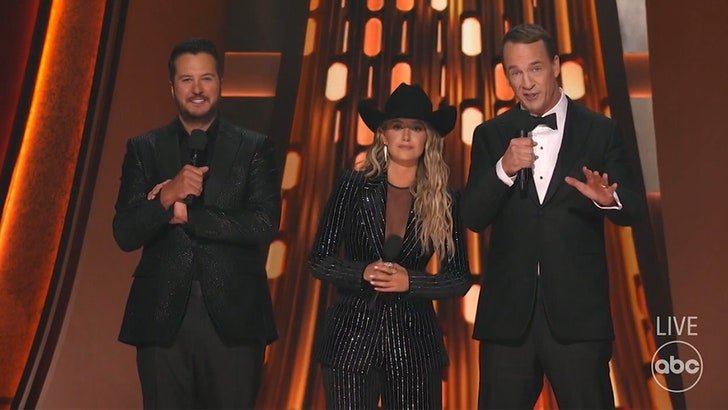 Фото: Мэннинг подколол Джонса на церемонии CMA Awards!  😂🏈 - Фото 2