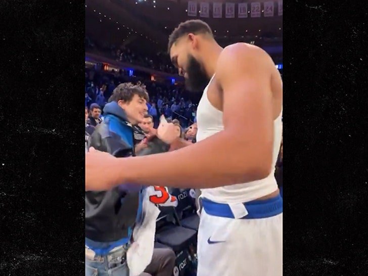 Фото: Не может быть! Баскетболист подарил майку актеру после матча! 🏀🤯 - Фото 2