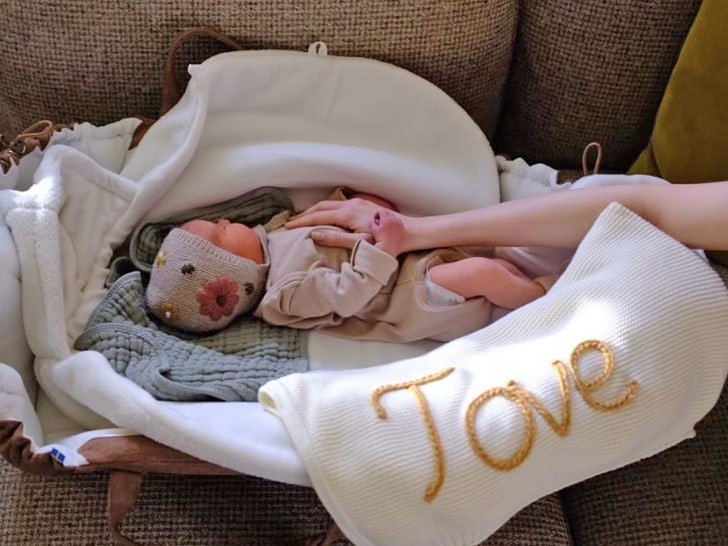 Фото: Не может быть! Лили Коллинз стала мамой через суррогатную мать! 👶🏼 - Фото 2