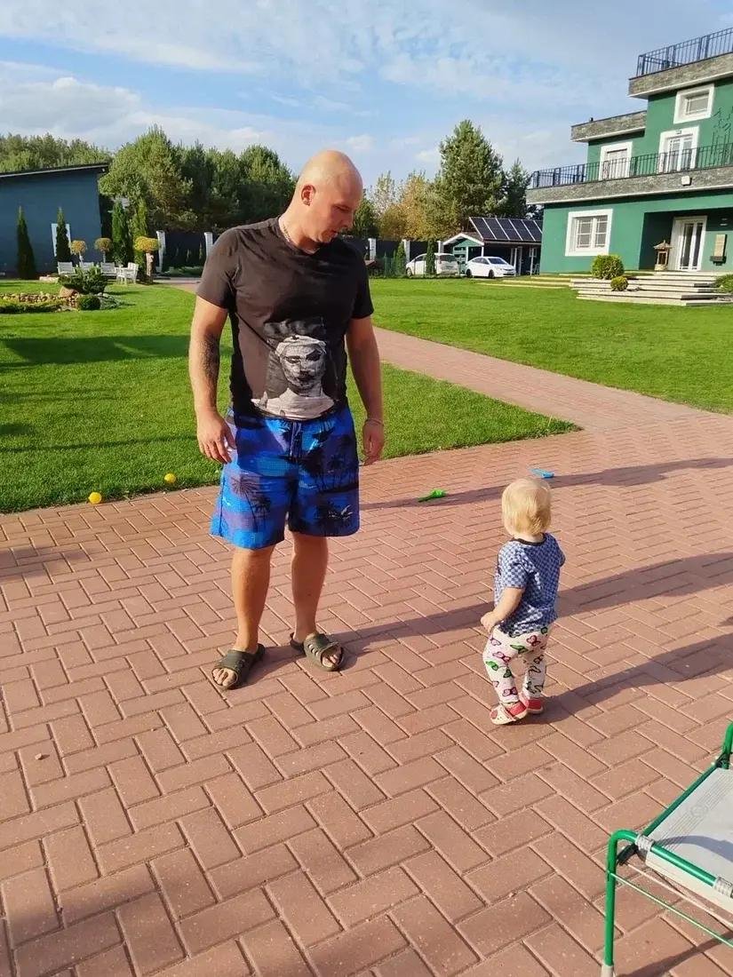 Фото: Нелюдь в Шереметьево бросил ребенка об пол! 🤬 - Фото 3