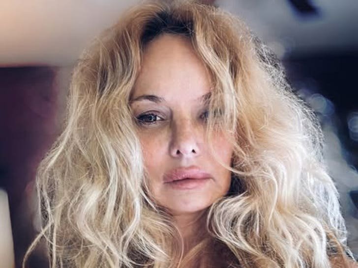 Фото: Невеста солиста Faster Pussycat сорвалась за борт в круизе 80-х! 😱 - Фото 4