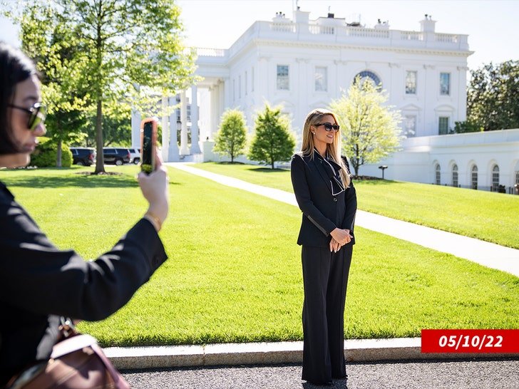 Фото: От Gucci до Конгресса: Пэрис Хилтон спасает сирот! 👼 Или пиарится? 🤔 - Фото 3