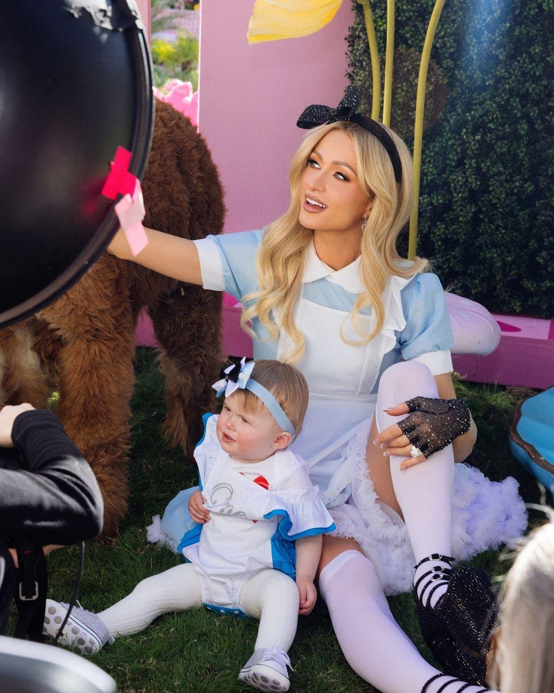 Фото: Пэрис Хилтон устроила «Алису в Стране чудес» для дочки! 🦙🐰 - Фото 3