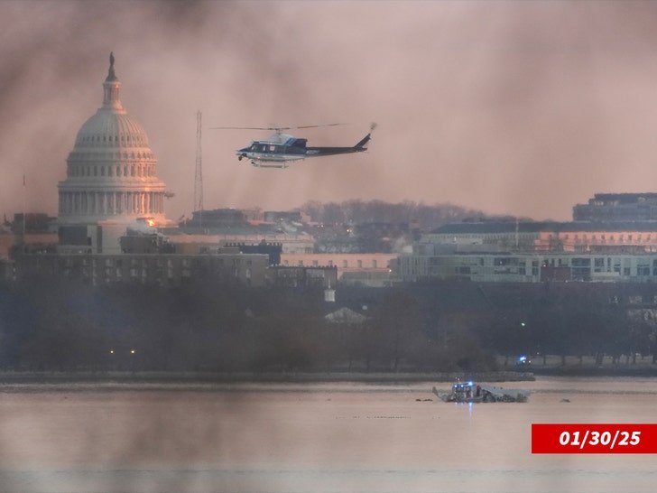 Фото: Пилот успокоил пассажиров после авиакатастрофы в D.C. 😱 - Фото 4