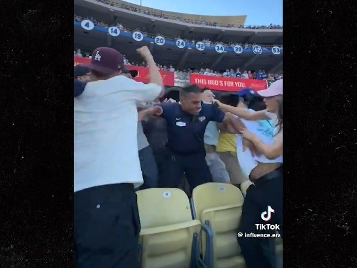 Фото: Пивной душ на стадионе: фанат облил женщину пивом, и понеслось! 😱 - Фото 2