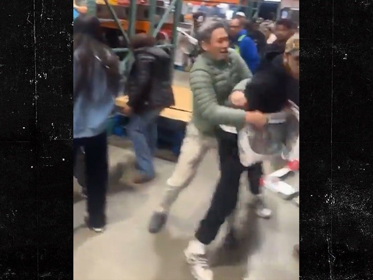 Фото: Покемон-бои в Costco! Мужики подрались из-за карточек! - Фото 2