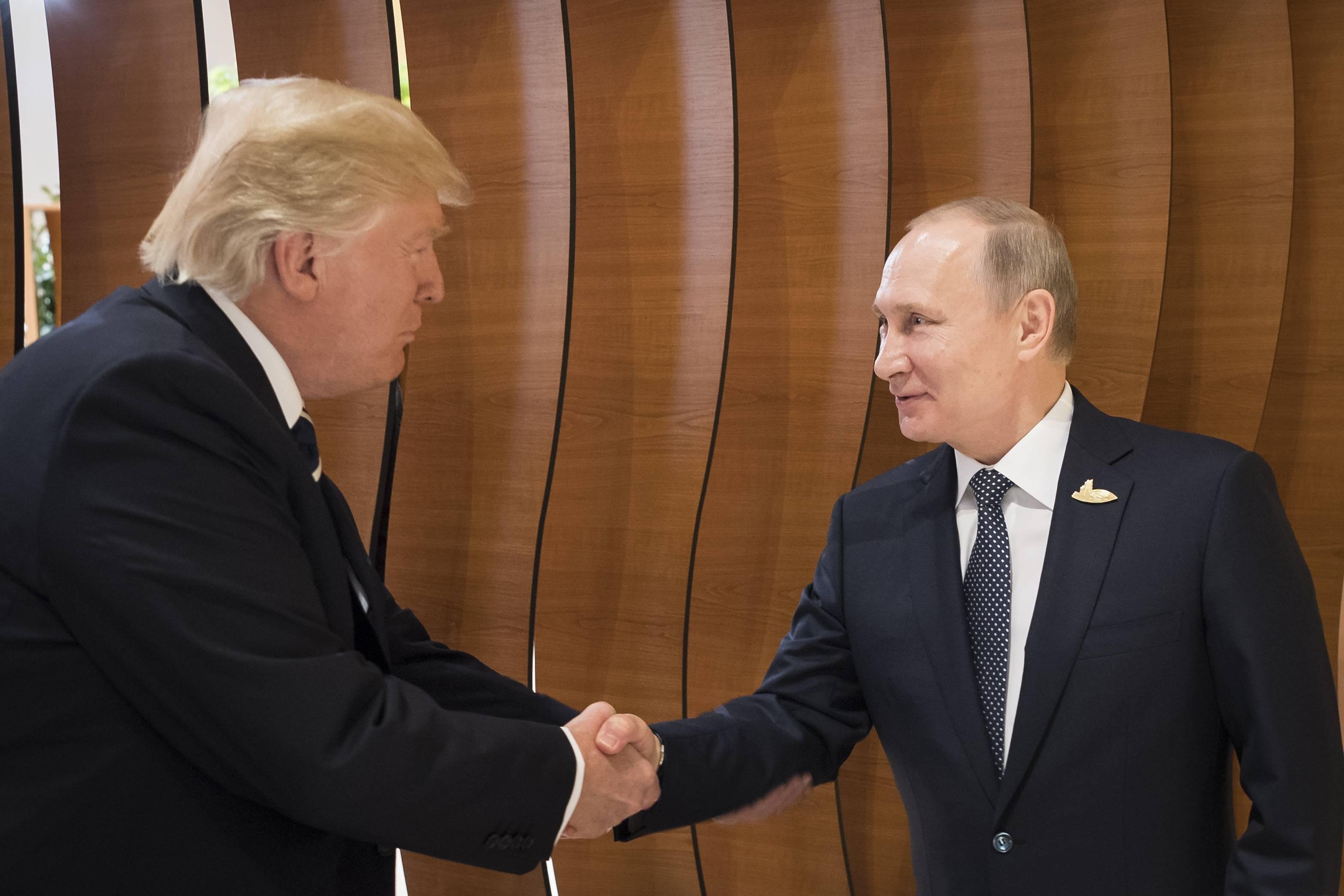 Фото: Путин и Трамп: Тайный сговор или просто болтовня по телефону? 📞 - Фото 2