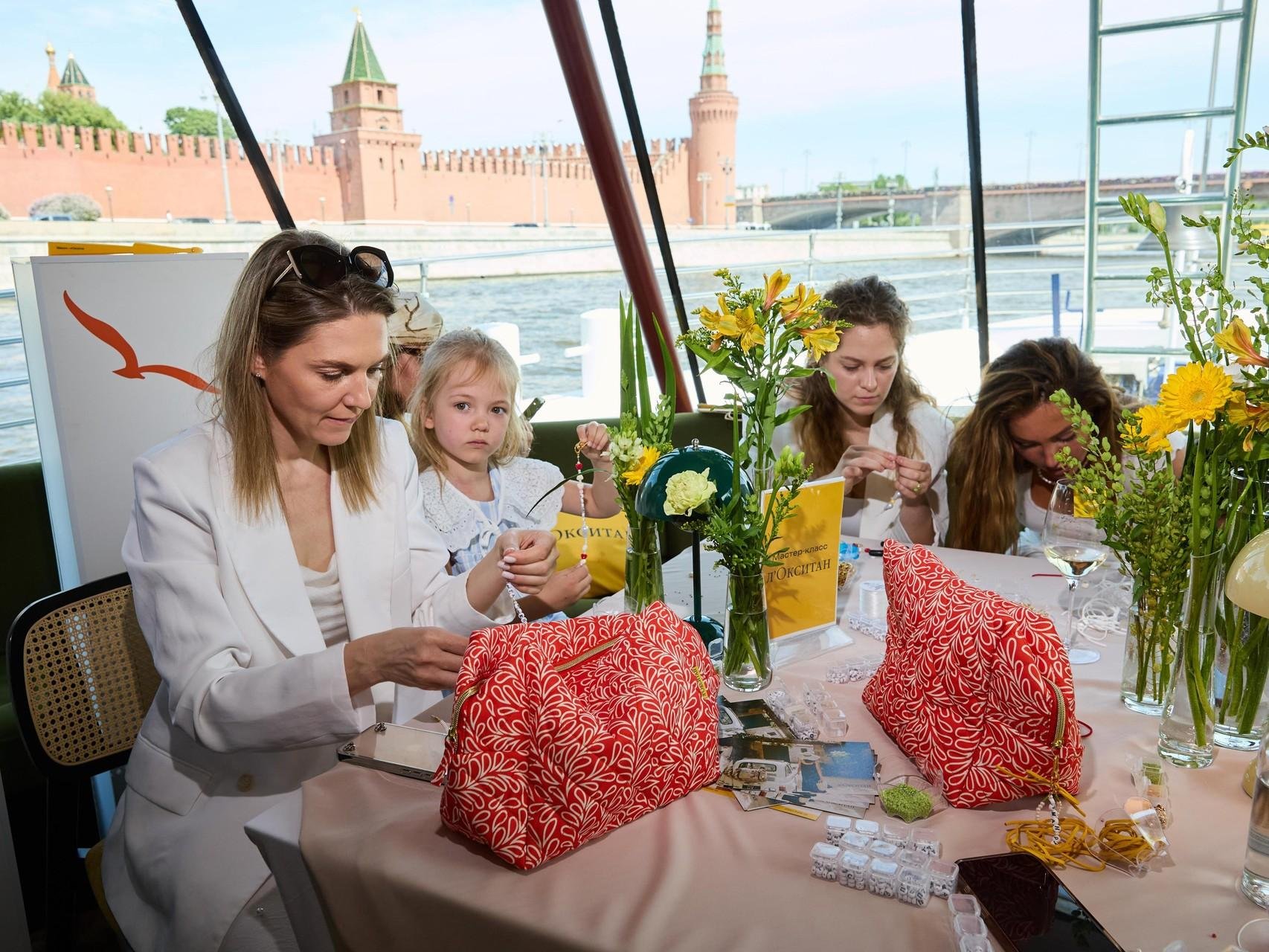 Фото: Пьяный круиз и разбитое сердце: звезды зажгли на Москве-реке! 🥂💔 - Фото 2
