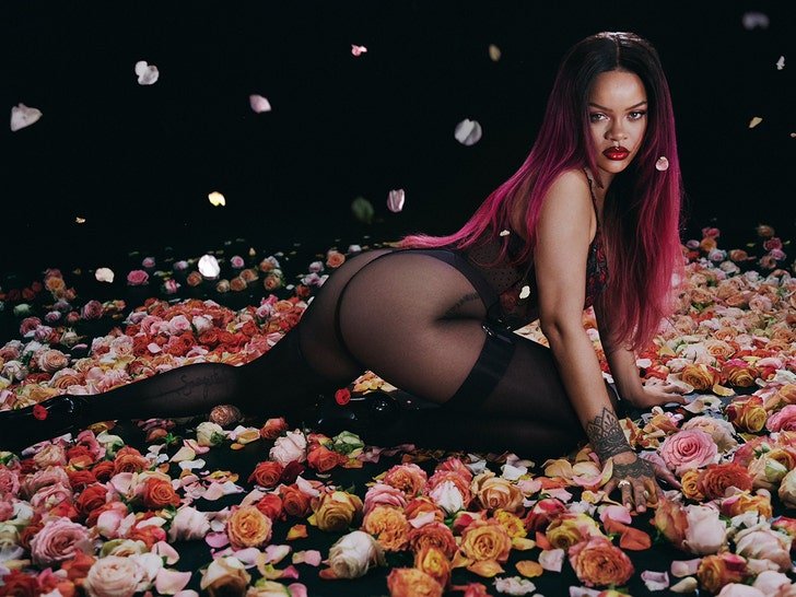 Фото: Рианна улеглась на клумбу роз в прозрачном белье! 🌹🍑 - Фото 2