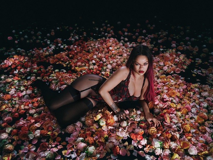 Фото: Рианна улеглась на клумбу роз в прозрачном белье! 🌹🍑 - Фото 3
