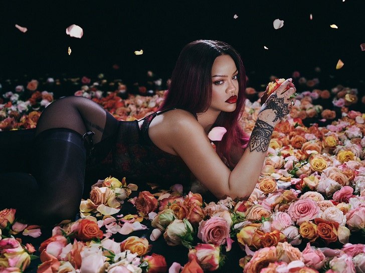 Фото: Рианна улеглась на клумбу роз в прозрачном белье! 🌹🍑 - Фото 5