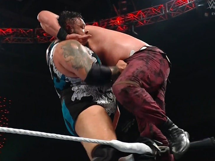 Фото: Ринг WWE рухнул! Гиганты WWE разломали всё! - Фото 2
