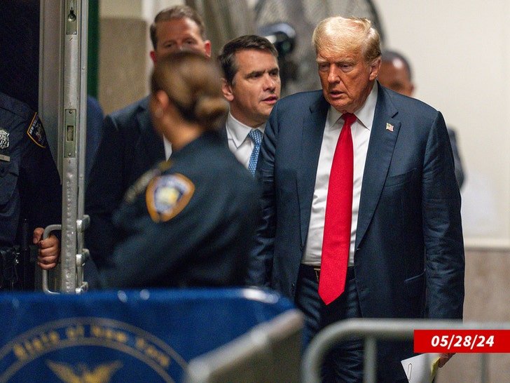 Фото: Роберта Де Ниро обматерили трамписты у здания суда! 🤯 - Фото 3