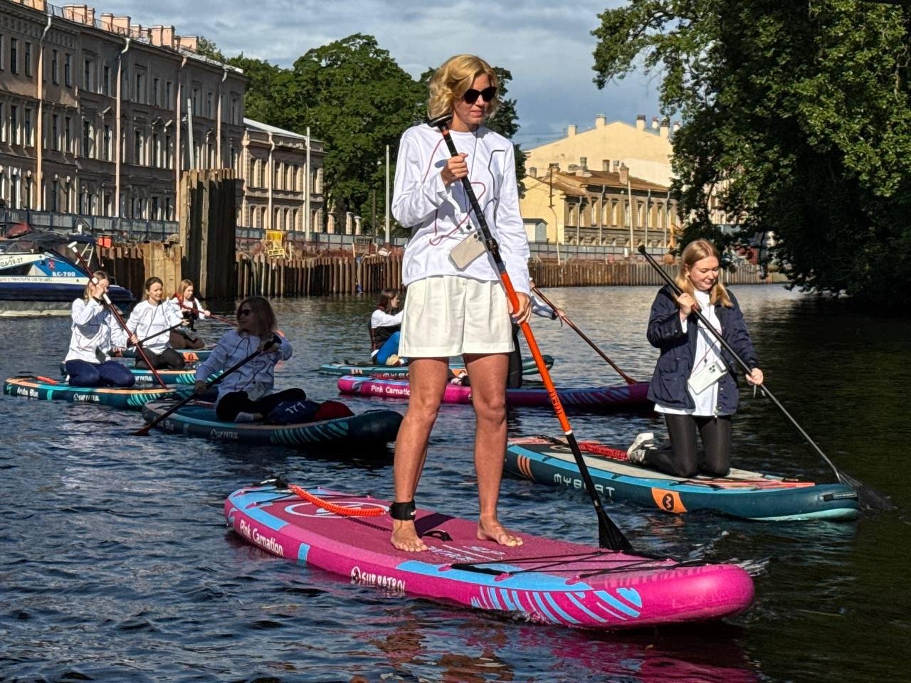 Фото: Шкулев Холдинг устроил пьяный SUP-заплыв на ПМЭФ! 🤪 - Фото 16