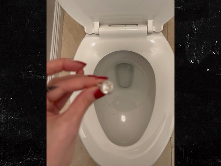 Фото: Шок! Кортни Стодден смыла обручальное кольцо в унитаз! 🚽💍 - Фото 2
