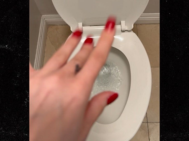 Фото: Шок! Кортни Стодден смыла обручальное кольцо в унитаз! 🚽💍 - Фото 3