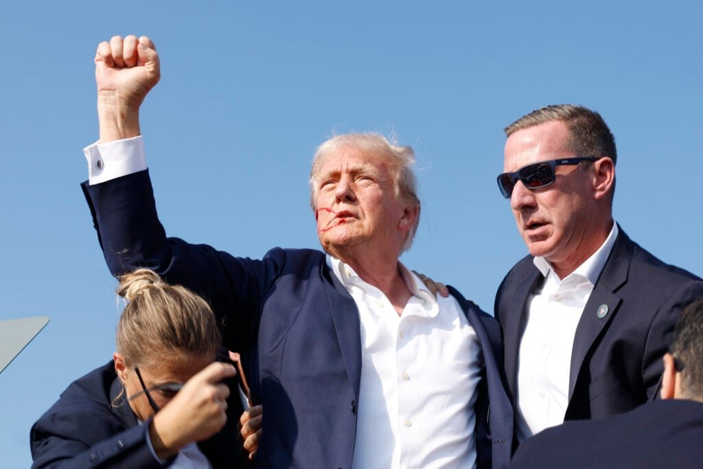 Фото: ШОК! 😱 На Трампа совершено покушение прямо во время митинга! 💥 - Фото 2