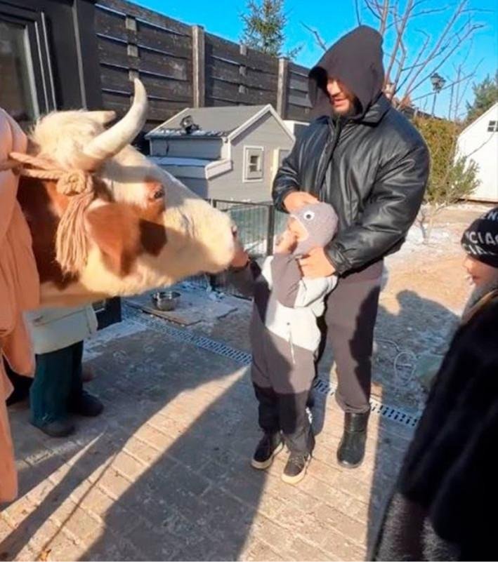 Фото: Шок! 🤯 Самойлова и Джиган подарили сыну корову за миллион! 🐄 - Фото 2