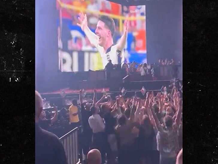 Фото: ШОК! The Killers прервали концерт ради футбола! 😱 - Фото 2